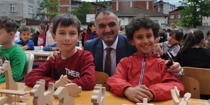 Başkan Akgül Çocukları Sevindirdi