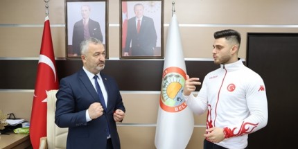 Bilek Güreşi Şampiyonundan Başkan Topaloğlu’na Ziyaret