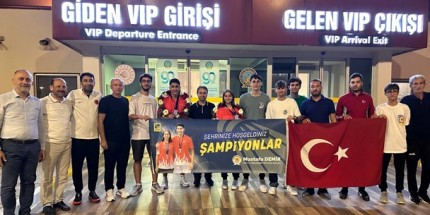 Şampiyon Badmintoncular Çiçeklerle Karşılandılar