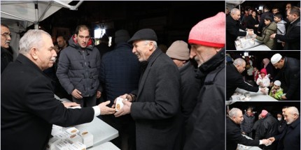 İlkadım Belediyesi  Büyük Camii’de Vatandaşlara Kandil Simidi Dağıttı