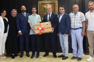 Rektör Ünal LGS Türkiye Birincisi OMÜ Vakfı Koleji Öğrencisini Tebrik Etti