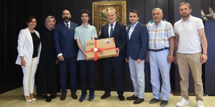 Rektör Ünal LGS Türkiye Birincisi OMÜ Vakfı Koleji Öğrencisini Tebrik Etti