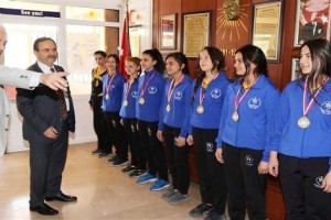 Başkan Zihni Şahin Şampiyon Öğrencileri Tebrik Etti