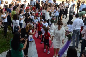 OMÜ Vakıf Koleji Öğrencilerini Çiçeklerle Karşıladı