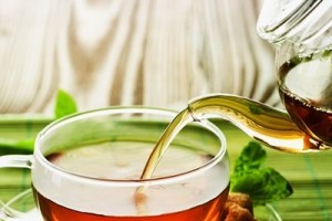 Hastalanmak İstemeyen Bitki Çayı İçiyor Hastalanmak İstemeyen Bitki Çayı İçiyor